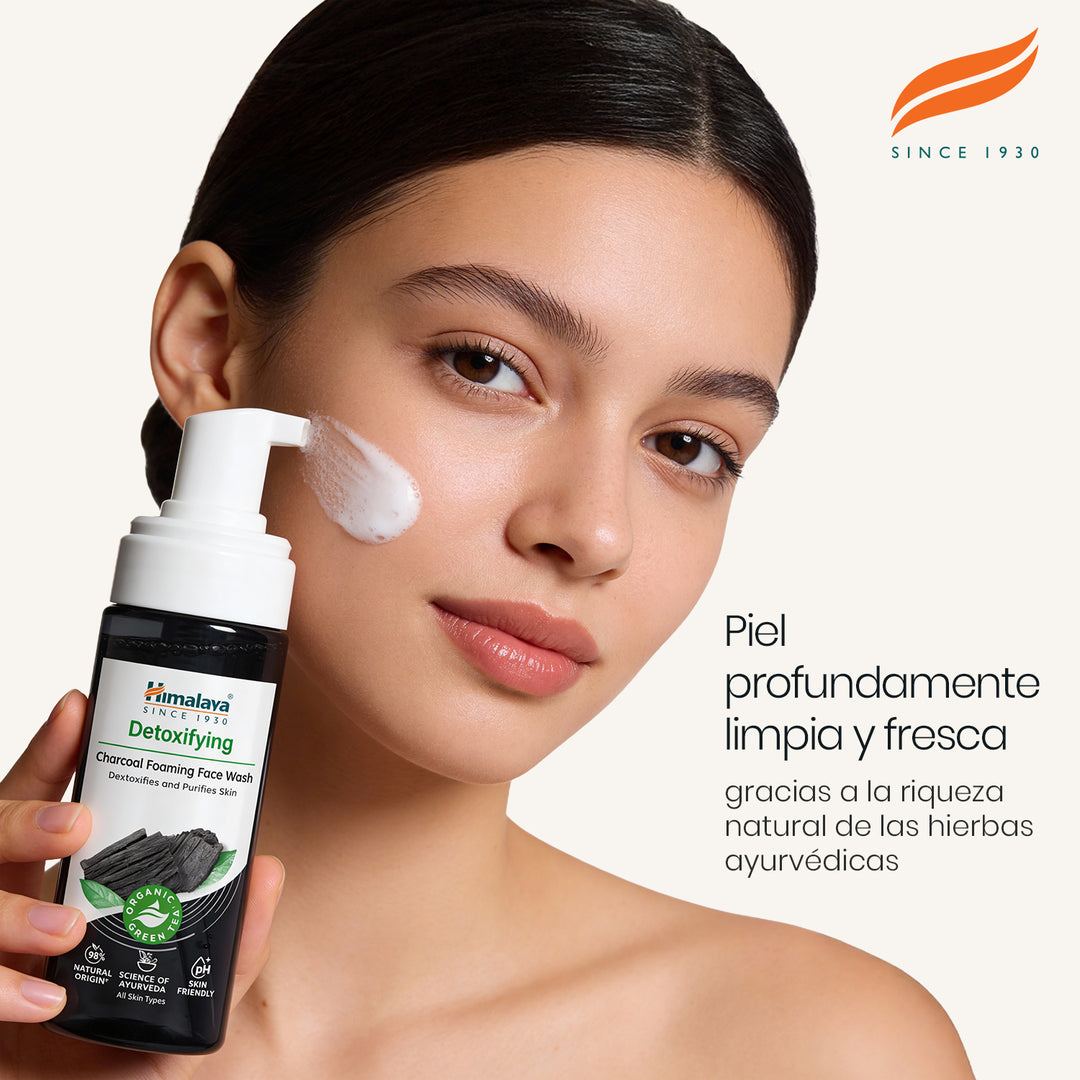 HIMALAYA ESPUMA LIMPIADORA FACIAL DE CARBÓN PURIFICANTE DE 150 ML